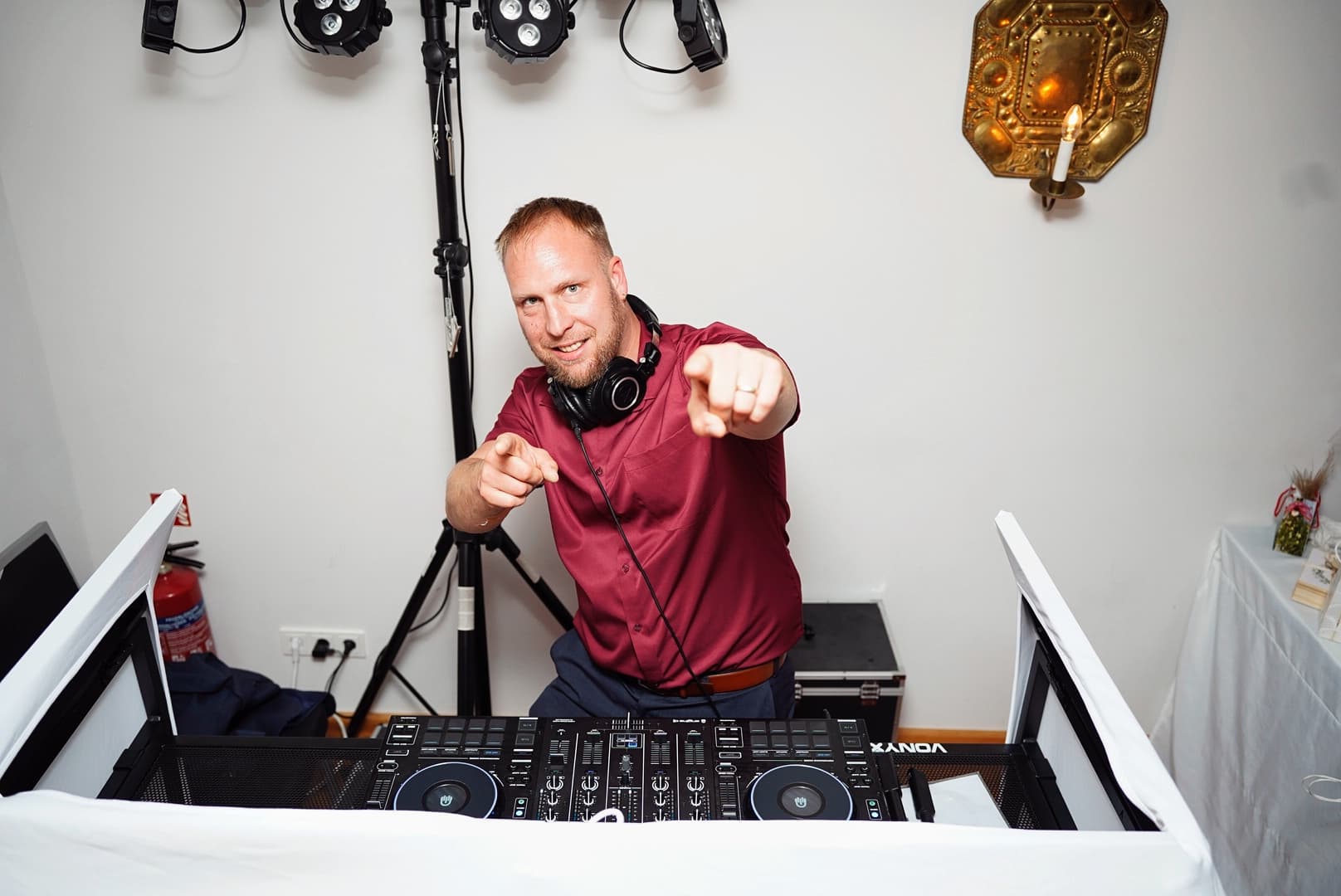 PartyMax DJ am Pult mit Lichtshow